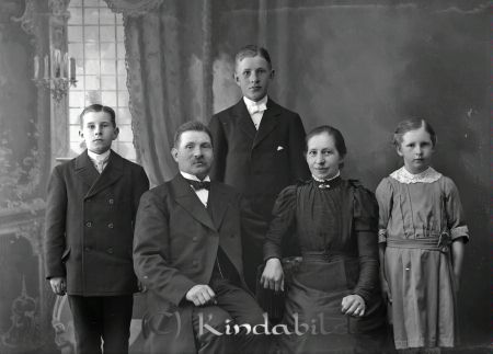  Karlsson Lindhylta
godj
 Karlsson Lindhylta
Grupporträtt med tre män och två kvinnor

raja
Johan August Karlsson född 1870 i Kisa med hustru Kristina Lovisa Elisabet Karlsson född 1875 i Nykil med barnen:
Karl Gunnar född 1900 i Kisa
Erik August Hjalmar född 1902 i Kisa
Ellen Frideborg Elisabet född 1904 i Kisa
Familjen utflyttade 1917 till Nykil.
Källa: SVAR 
Källa: Gerd Pettersson

Nyckelord: Karlsson Lindhylta