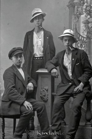 Ernst Andersson Herrbergshult N Vi
godj
Ernst Andersson Herrbergshult N Vi
Grupporträtt med tre män
Nyckelord: Andersson Herrbergshult