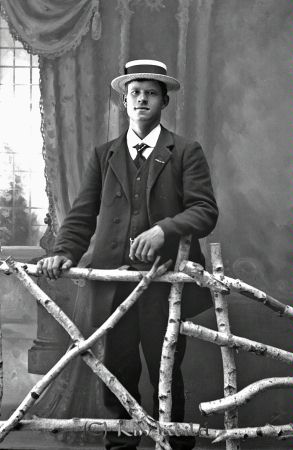 Emil Hall Ramfall Malexander
godj
Emil Hall Ramfall Malexander

raja
Axel Emil Hall född 1890 i Häradsmålen Malexander, son till Israel Alfred Hall.
Källa: Kyrkoarkiv Malexander 
Källa: Gerd Pettersson 

Nyckelord: Hall Ramfall