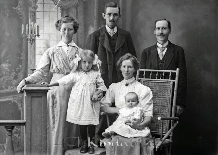 Ottosson Kisa
godj
Ottosson Kisa
Grupporträtt med två män två kvinnor och två barn

raja
Skräddare Axel Ottosson och Matilda Charlotta "Lotten" Larsson.
 Flickan med flätorna är Berta född 1911 i Kisa.
 Hon var gift med Einar Eriksson och bodde i Yxsmedhult. De fick en son Bengt och en dotter Marianne.
 Källa: Studiegruppen hembygdsgården 
Nyckelord: Ottosson Kisa
