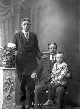 Knut Elfving Frögöl Björkfors
godj
Knut Elfving Frögöl Björkfors
Grupporträtt med två män och ett barn

raja
Barnet är Knut Elfving född 1910 i Oppeby. Det kan ju vara fadern som han sitter i knät hos Karl Oskar Elfving född 1887 i Oppeby.
1933 flyttade Elfving till Åtvid. Han ändrade namnet Knut till Kar "l enl dopboken" kan man läsa i Hfl Oppeby
Källa: Folkräkning 1860-1947 
Källa: Gerd Pettersson

Nyckelord: Elfving Fröjel