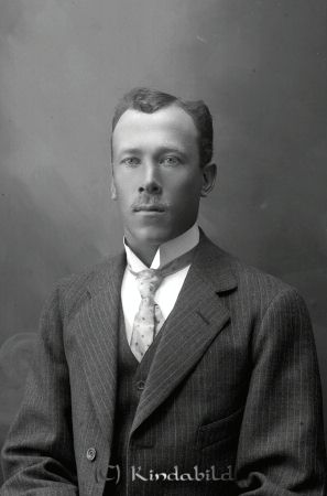 Karl Karlsson Grönede
godj
Karl Karlsson Grönede

raja
Son till Karl Adolf Karlsson och hans hustru Anna Matilda Niklasdotter.
Bror till Nils Valdemar Carlsson Grönede
Källa: Sv gods och gårdar. 
Källa: Gerd Pettersson

Nyckelord: Karlsson Grönede