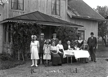 Grupporträtt   Kaffebord framför hus
godj
Grupporträtt   Kaffebord framför hus
tre män fem kvinnor två barn
Vilohemmet
Nyckelord: Grupporträtt Kaffebord