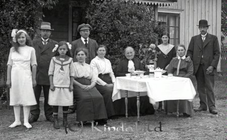 Grupporträtt   Kaffebord framför hus
godj
Grupporträtt   Kaffebord framför hus
tre män fem kvinnor två barn
Vilohemmet
Nyckelord: Grupporträtt Kaffebord