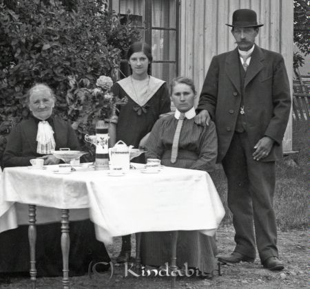 Grupporträtt med tre kvinnor och en man  Kaffebord
godj
Grupporträtt med tre kvinnor och en man  Kaffebord
Nyckelord: Grupporträtt Kaffebord