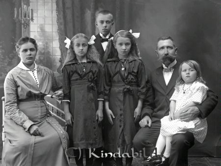 C E Lindvall Kjettestorp
godj
C E Lindvall Kjettestorp
Grupporträtt med en man en kvinna och fyra barn
bl a ordf i barnavårdsnämnden   chef för landstormen

raja
Karl Edvard Lindvall född 1872 i Linneryd. Kronobergs län med hustru Hilda Kristina Karlsson född 1872 i Linneryd.
Barn: Karl Einar född 1901, Dagmar Vivi född 1905, Berta Axia född 1906 och Ingegerd Margit Lovisa född 1912. Barnen födda i Kisa.
Karl Einar blev chef för "Postverkets hålkortsavd", verksamhet som utlokaliserades från Stockholm till Kisa, när Eklunds Kappfabrik upphörde.
Karl Edvard avled 1956 i Bergåkra Bjärkeryd.
Källa: SVAR 
Källa: Gerd Pettersson 
 

Nyckelord: Lindvall Kjettestorp