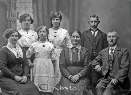 Johan Svensson Aspkullen V Eneby
godj
Johan Svensson Aspkullen V Eneby
Grupporträtt med fem kvinnor och två män

raja
Korgmakaren Johan August Svensson född 1853 och Johanna Matilda Johansdotter född 1862 i Kisa.
Barn:
Tekla Lydia Matilda född 1894, gift Hellström, död 1984 i Linköping
Elin Cecilia född 1896, gift Törnblom. död 1972 i Linköping
Anders Gerhard född 1899
Svea Ottilia född 1901, gift Spets, död 1971 i Linköping
Dagny Sofia född 1904
Källa: kyrkoarkiv Västra Eneby 
Källa: Gerd Pettersson

Nyckelord: Svensson Aspkullen