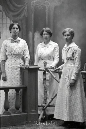 Gerda Eriksson Gulltorp
godj
Gerda Eriksson Gulltorp
Grupporträtt med tre kvinnor
Nyckelord: Eriksson Gulltorp