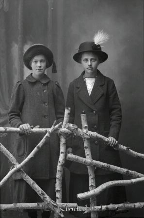 Edith Aspling Herrhagen Mjölsefall
godj
Edith Aspling Herrhagen Mjölsefall
Grupporträtt med två kvinnor

raja
Edit Aspling född 1901 i Kisa dotter till Emma Elenora Hård född 1871 i Kisa.
Källa: SVAR kyrkoarkiv Kisa 
Källa: Gerd Pettersson 

Nyckelord: Aspling Herrhagen