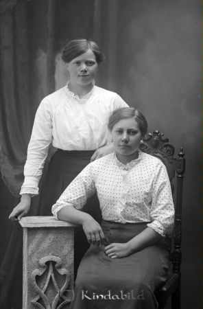 Sigrid Modig Årteflod Tidersrum
godj
Sigrid Modig Årteflod Tidersrum
Grupporträtt med två kvinnor
gepe
Sigrid Modig född 1894 i Kisa, dotter till livgr Anders Magnus Modig född 1853 i Kisa och Johanna Matilda Johansdotter född 1850 i Nykil.
Källa: Svar
Nyckelord: Modig Årteflod