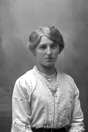 Helga Gustafsson Thorsåkra Horn
godj
Helga Gustafsson Thorsåkra Horn

raja
Helga Emilia Gustafsson född 1899 i Horn, dotter till Axel Adrian Gustafsson född 1869 i Södra Vi och Elin Lovisa Jonsdotter född 1875 i Horn.
Källa: Församlingsboken Horn. 
Källa: Gerd Pettersson

Nyckelord: Gustafsson Thorsåkra