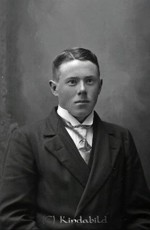 Oskar Engdahl Månhult Pikedal Ulrika
godj
Oskar Engdahl Månhult Pikedal Ulrika

raja
Oskar Felix Rudolf Engdal född 1895 i ?resebo Kisa.
Arrnedator i Månhult i 35 år, död 1958 i Månhult.
Källa: Fam och gårdar i Ulrika. 
Källa: Gerd Pettersson

Nyckelord: Engdahl Månhult