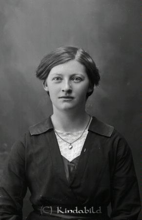 Hilda Johansson Kopperarp Tidersrum
godj
Hilda Johansson Kopperarp Tidersrum

raja
Hilda Johansson gifte sig 1928 med Henning Lager från Kopperarp.
Källa: SVAR Församlingsbok för Tidersrum 
Källa: Gerd Pettersson 

Nyckelord: Johansson Kopperarp