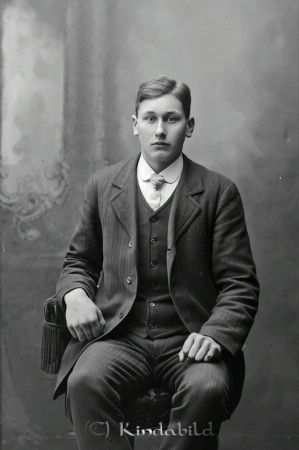 Robert Karlsson Kottebo Ulrika
godj
Robert Karlsson Kottebo Ulrika

raja
Erik Robert Johansson född 1897 i Kisa, son till lantbrukare Karl Johan Hjalmar Johansson i Kottebo och hans hustru Hilda Sofia Svensdotter. Robert var skriven som handelsbiträde i
husförhörslängd 1916-24. 
Källa: Gerd Pettersson

Nyckelord: Karlsson Kottebo