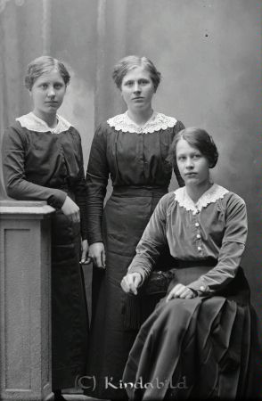 Olga Johansson Björndal Kisa
godj
Olga Johansson Björndal Kisa
Grupporträtt med tre kvinnor, systrarna Olga, Agda, Karin
Olga senare gift med Gunnar Larsson
Nyckelord: Johansson Björndal