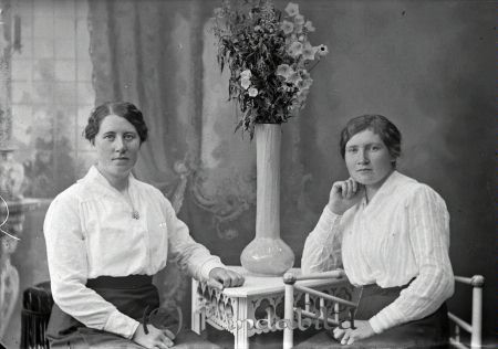 Hildur Samuelsson Killingevid
godj
Hildur Samuelsson Killingevid
Grupporträtt med två kvinnor

raja
Hildur Samuelsson från Killingevid. Flyttade senare till Horn. 
Källa: Katarina Saint Cyr
Nyckelord: Samuelsson Killingevid