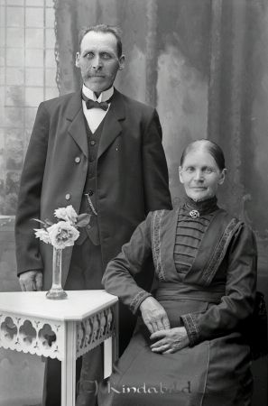 J P Andersson Gölkullen Kopperarp
godj
J P Andersson Gölkullen Kopperarp
Grupporträtt med en man och en kvinna

raja
Peter Johan Andersson född 1859 i Tidersrum gift 1883 med Greta Matilda Persdotter född 1856 i Oppeby.
Källa: SVAR Församlingsbok Tidersrum 
Källa: Gerd Pettersson 

Nyckelord: Andersson Gölkullen
