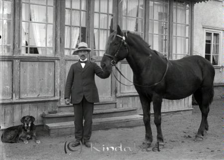 Konrad Nilsson Harg
godj
Konrad Nilsson Harg
Konrad Nilsson med häst och hund framför mangårdsbyggnaden i Harg. Konrad kom från Södra Vi. Han köpte och drev Hargs gård utanför Kisa.

raja
Konrad Nilsson 1877-1960, gift 1905 med Anna Maria Cecilia från Västra Eneby 1882-1952.
Källa: Sv Dödbok 1947-2003. 
Källa: Gerd Pettersson

Nyckelord: Konrad Nilsson