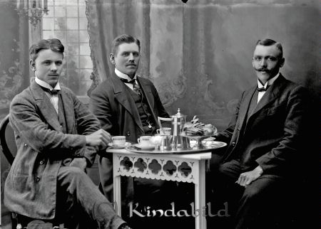 G Johnsson Kisa
godj
G Johnsson Kisa
Grupporträtt med tre män vid kaffebord
Nyckelord: Johnsson Kisa