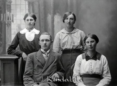 Linus Karlsson Verfveln
godj
Linus Karlsson Verfveln
Grupporträtt med en man och tre kvinnor
Nyckelord: Linus Karlsson