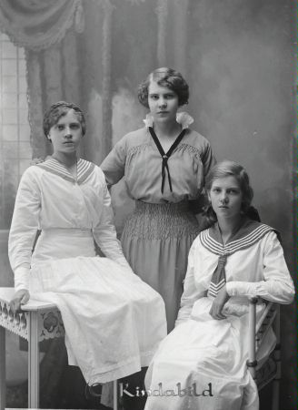 Ethil Johansson Hökhult Kisa
godj
Ethil Johansson Hökhult Kisa
Grupporträtt med tre kvinnor

raja
raja
Säkert är det tre döttrar till Axel och Alfrida Johansson.
De hade 11 barn.
De äldsta flickorna var Etel född 1897, Vera född 1898 och Edit född 1900. 
Källa: Gerd Pettersson 

Nyckelord: Johansson Hökhult