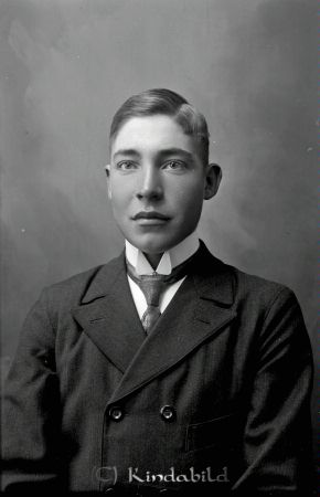 Nils Andersson Njölhult Kisa
godj
Nils Andersson Njölhult Kisa

raja
Nils Valdemar Andersson född 1897 son till Vilhelm Andersson född 1864 i Rumskulla och Almina Augusta Nilsdotter född 1868 i Horn. 
Källa: Arkiv Digital 
Källa: Gerd Pettersson

Nyckelord: Andersson Njölhult