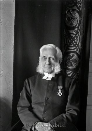 Prosten Kinnander Häradshammar
godj
Prosten Kinnander Häradshammar

raja
Kyrkoherde Israel Kinnander född 1833 i Kristberg, son till PG Kinnander född 1795 och Lena Sofia Carlin född 1800 i Eneby Norrköping.
Gift 1866 med Clementine Cecilia Lewin född 1836 i Önnestad Kristianstad län.
Barn:
Carl Magnus född 1869 i Östa Ed
Cecilia född 1870 i Östra Ed
Louise född 1872 i Hannäs
Maria född 1875 i Hannäs
Gustaf född 1878 i Jonsberg
Källa: Folkräkning 1860-1947 
Källa: Gerd Pettersson

Nyckelord: Prosten Kinnander