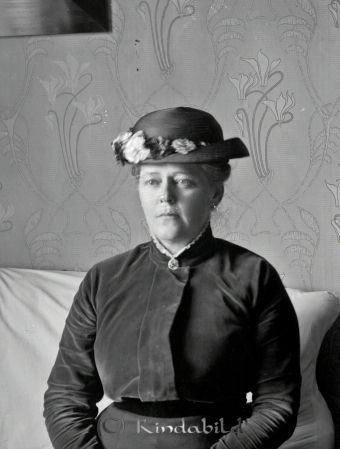Cecilia Berg Häradshammar
godj
Cecilia Berg Häradshammar

raja
Cecilia Kinnander född 1870 i Östra Ed, dotter till kyrkoherden Israel Kinnander.
Hon var gift 1907med skogsförman George Karl Berg från Preussen Tyskland.
Barn:
Karl Torsten Paul född 1908
Fritz Ragnar Georg född 1909
Elde Gudun Honorine född 1913
Alla barnen födda i Åtvid.
Källa: Folkräkning 1860-1947 
Källa: Gerd Pettersson

Nyckelord: Cecilia Berg