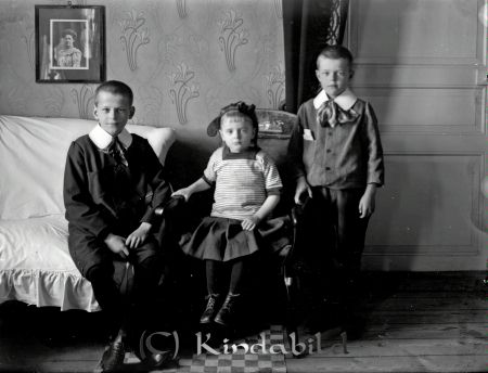 Häradshammar
godj
Häradshammar
Grupporträtt med tre barn

Cecilia Kinnander född 1870 i Östra Ed, dotter till kyrkoherden Israel Kinnander.
 Hon var gift 1907med skogsförman George Karl Berg från Preusen Tyskland.
 Barn:
 Karl Torsten Paul född 1908
 Fritz Ragnar Georg född 1909
 Elde Gudun Honorine född 1913
 Alla barnen födda i Åtvid.
 Källa: Folkräkning 1860-1947 
Nyckelord: Häradshammar
