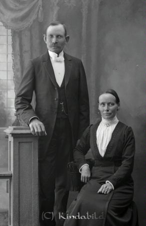 Axel Rulander Tjustad  V Eneby
godj
Axel Rulander Tjustad  V Eneby
Grupporträtt med en man och en kvinna

raja
Axel Rulander född 1869 i Västra Eneby och Hulda Maria Karlsson född 1872 i Vårdsberg
Axel Rulander var son till Johannes Rulander född 1840 i Västra Eneby och Maria Helena Magnusdotter född 1836 i Ulrika
Källa: Folkräkning 1860-1947 
Källa: Gerd Pettersson

Nyckelord: Rulander Tjustad