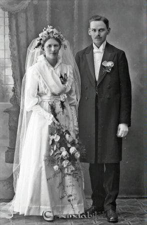 Axel Svensson Kisa
godj
Axel Svensson Kisa
Porträtt med brudpar

raja
Axel Svensson 1891-11-11.
Sigrid Född Richt 1891.
Min farfar och farmor. 
Källa. Inga-Lena Richt. 

raja
Sigrid Richt född 1891, dotter till Karl Axel Richt född 1873 i Kvarsebo och Ida Josefina Nilsson född 1872 i Hycklinge. De bodde i Rosenborg Kisa.
Källa: Folkräkning 1860-1947 
Källa: Gerd Pettersson

Nyckelord: Axel Svensson