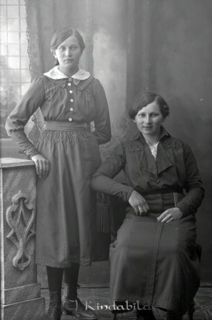 Sigrid Cardell Graf Tidersrum
godj
Sigrid Cardell Graf Tidersrum
Grupporträtt med två kvinnor

raja
Sigrid Cardell född 1897 i Tidersrum sitter i stolen och systern Betty Hedvig Lydia född 1903. Döttrar till Karl Johan Kardell och Hedda Johansson född 1878 i Malexander.
Familjen hade två döttrar till
Karin Gunhild född 1908
Rut Margit Ingeborg född 1913 i Tidersrum.
Familjen flyttade till Norra Vi 1926.
Källa: Folkräkning 1860-1947
Källa: Gerd Pettersson

Nyckelord: Cardell Graf