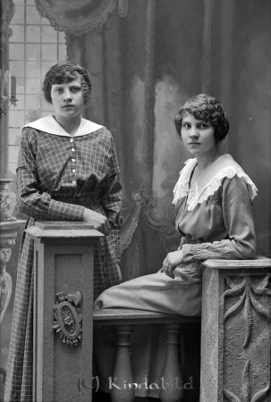 Etil Johansson Hökhult
godj
Etil Johansson Hökhult
Grupporträtt med två kvinnor

raja
Etel Johansson, dotter till Alfrida och Erik Johansson i Hökhult.
De hade 11 barn född fr 1896-1916.
Etel var född 1897. En av flickorna är Etel och den adra kan vara systern Vera född 1898 - båda född i Odensvi. 
Källa: Gerd Pettersson 

Nyckelord: Johansson Hökhult