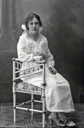 Vera Ljungqvist Kisa
godj
Vera Ljungqvist Kisa

raja
Vera Ljungqvist född 1902 i Kisa och död 1964 i Kisa.
Ogift, Dotter till Josef och Edla Ljungqvist Kisa. 
Källa: Gerd Pettersson

Nyckelord: Vera Ljungqvist