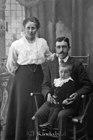 Carl Johansson Skettesbo Horn
godj
Carl Johansson Skettesbo Horn
Grupporträtt med en man en kvinna och ett barn

raja
Carl Johansson föd 1888, son till August Johansson och Hilma född Johansson.
Carl Johansson gift 1914 med Amanda född Nilsson.
Barn: Göte född 1915.
1919 föddes sonen Åke.
Bröderna antog namnet Jarledal.
Källa: Sv Gods och Gårdar. 
Källa: Gerd Pettersson
Nyckelord: Johansson Skettesbo