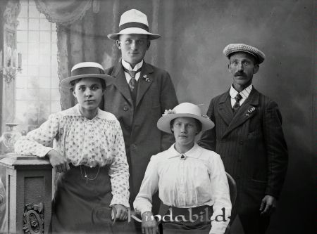 Axel Karlsson Fröåsa
godj
Axel Karlsson Fröåsa
Grupporträtt med två män och två kvinnor

raja
Mannen i vit hatt är min morfar Axel Karlsson 1892-1979. Han bodde i Nystugan, Fröåsa. 
Källa: Ime

raja
Mannen i keps är troligen Karl Mild (Kalle Mill), dräng i Brunnsgården, Fröåsa. Kvinnan till vänster är Signe Jakobsson, Brunnsgården.
Källa: Christina Rofors

Nyckelord: Karlsson Fröåsa