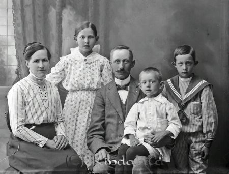 Brogren Långebro
godj
Brogren Långebro
Grupporträtt med en man en kvinna och tre barn

raja
Axel Konstans Brogren född 1875 i Horn med hustru Hilda Charlotta Karlsdotter född 1879 i Horn.
Barnen Aina Hilda Maria född 1905, Henrik Konstans Emanuel född 1908 och Stig Axel Natanael född 1912. 
Källa: Gerd Pettersson

Nyckelord: Brogren Långebro