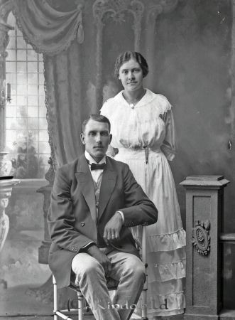 Helmer Andersson  St Rothult
godj
Helmer Andersson  St Rothult
Grupporträtt med en man och en kvinna

raja
Helmer Andersson och Ellen Valfrida Pettersson.
Källa: Sv gods och gårdar. 
Källa: Gerd Pettersson

Nyckelord: Helmer Andersson