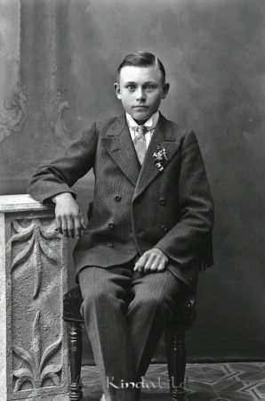 Axel Samuelsson Kållstorp Tidersrum
godj
Axel Samuelsson Kållstorp Tidersrum

raja
Axel Erik Samuelsson, född 1901 i Kålstorp, Tidersrum, död 1964 i Kopperarp. Han var bror till Karl August. Föräldrar Oskar Samuelsson och Helga Maria Eriksson.
Axel Erik gift 1930 i Tidersrum med Hildur Viktoria Andersson från Vilekulla Tidersrum, född 1901 och död 1994 i Horn.
Källa: SVAR 
Källa: Gerd Pettersson

Nyckelord: Samuelsson Kållstorp
