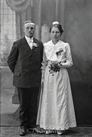 Emil Johansson Skankebo
godj
Emil Johansson Skankebo
Porträtt med brudpar

raja
Oskar Emil Johansson född 1882 i Kisa och död 1957 i Skankebo. Hustrun Anna Paulina född 1889 i Linneberg Västra Eneby och dotter till Leander Larsson och Karolina Nilsdotter. De ficks sönerna Torsten (1922-1981) och Bertil (1924-1961).
Källa: SVAR Folkräkning 1910 och SDB 1901-2009 
Källa: Gerd Pettersson

Nyckelord: Johansson Skankebo