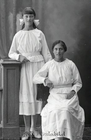 Sigrid Olsson Ekeberg Verfveln
godj
Sigrid Olsson Ekeberg Verfveln
Grupporträtt med två kvinnor

raja
Sittande Sigrid Olsson född 1901. dotter till banvakten August Sigfrid Olsson och Hulda Kristina Sten
Källa: Kyrkoarkiv Tidersrum 
Källa: Gerd Pettersson

Nyckelord: Olsson Ekeberg