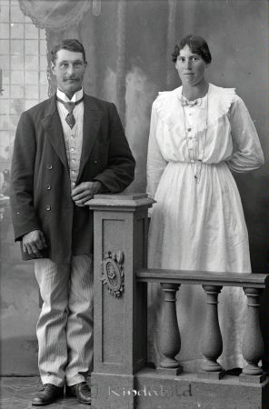 Oskar Karlsson Värna Opphem
godj
Oskar Karlsson Värna Opphem
Grupporträtt med en man och en kvinna
Signe Axelina Önell 
De gifte sig 1917
Nyckelord: Karlsson Värna