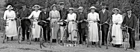 Axel Ramstedt Korpklef
godj
Axel Ramstedt Korpklef
Grupporträtt med sex män och sex kvinnor med var sin cykel

raja
Mannen med vit hatt är Axel Ramstedt, mannen tvåa från höger är Olof Norde`n. 
Källa: mayca

Nyckelord: Ramstedt Korpklef
