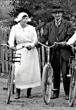 Axel Ramstedt Korpklef
godj
Axel Ramstedt Korpklef
Grupporträtt med en man och en kvinna med var sin cykel
Nyckelord: Ramstedt Korpklef