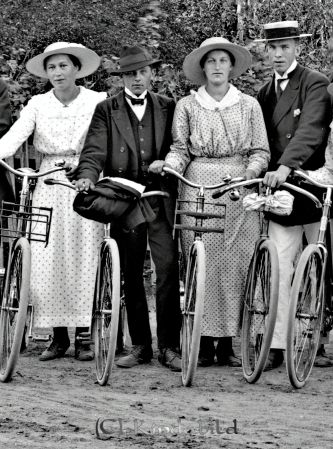 Axel Ramstedt Korpklef
godj
Axel Ramstedt Korpklef
Grupporträtt med två män och två kvinnor med var sin cykel

raja
Axel till höger med vita byxor och dito hatt. 
Källa: mayca

Nyckelord: Ramstedt Korpklef