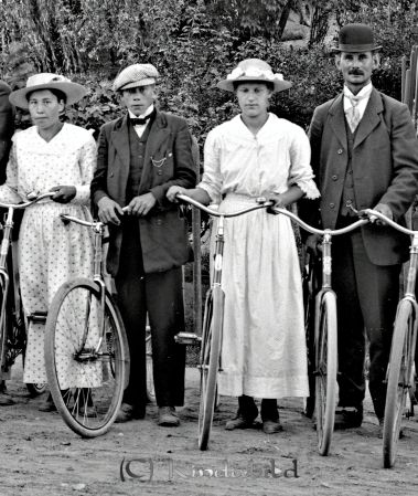 Axel Ramstedt Korpklef
godj
Axel Ramstedt Korpklef
Grupporträtt med två män och två kvinnor med var sin cykel

raja
Till höger står Olof Norde`n 
Källa: mayca

Nyckelord: Ramstedt Korpklef