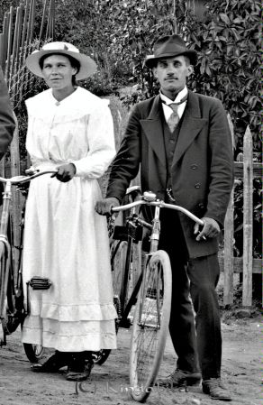Axel Ramstedt Korpklef
godj
Axel Ramstedt Korpklef
Grupporträtt med en man och en kvinna med var sin cykel
Nyckelord: Ramstedt Korpklef