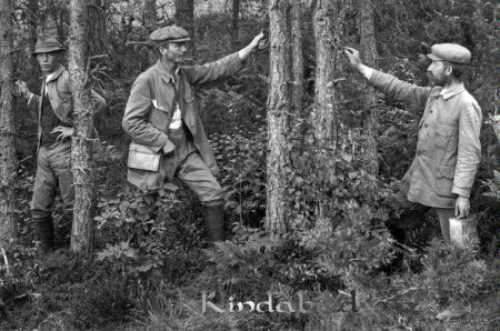 André Andersson Kisa
godj
André Andersson Kisa
Grupporträtt med tre män i skogen   Landskap
Nyckelord: André Andersson