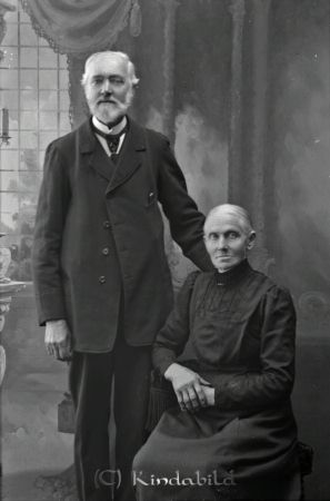 C J Andersson Gatkullen Dansbo Slätmon
godj
C J Andersson Gatkullen Dansbo Slätmon
Grupporträtt med en man och en kvinna

raja
Hemmansägare Karl Johan Andersson född 1842 i Västra Eneby och hustru Lena Kari Eriksdotter född 1840 i Tjärstad.
Källa: SVAR 
Källa: Gerd Pettersson

Nyckelord: Andersson Gatkullen