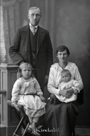 Carl Svensson Sörstugan Ramshult
godj
Carl Svensson Sörstugan Ramshult
Grupporträtt med en man en kvinna och två barn

raja
Carl August Henning Svensson född 1893 i Södra Vi med hustru Anna Cecilia Tidlund född 1890 i Kisa med barnen
Astrid Cecilia född 1912
Agnes Viola född nyårsafton 1916.
Källa: Kyrkoarkiv Kisa 
Källa: Gerd Pettersson 

Nyckelord: Svensson Sörstugan